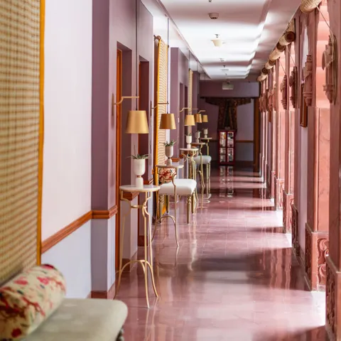 Hotel & Suites